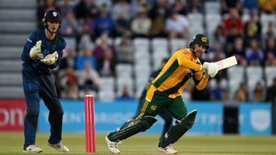 IPL में दिल्ली कैपिटल्स ने जिसे समझा नाकाबिल, उसी ने बरसाए 9 छक्के, इंग्लैंड में 87 रनों की पारी से जिताया मैच SportsTak Hindi