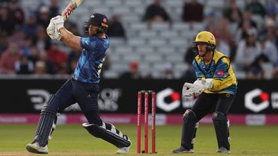 पाकिस्तानी खिलाड़ी पर भारी पड़ा IPL में कभी पंजाब से खेलने वाला जांबाज, इंग्लैंड में 3 छक्के-9 चौके से 81 रन ठोक मचा दिया बवाल SportsTak Hindi