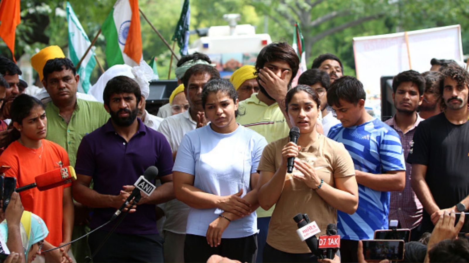 बड़ी खबर : बजरंग, साक्षी और विनेश रेलवे की नौकरी पर वापस लौटे, फिर कहा- 'ब्रजभूषण के खिलाफ इंसाफ मिलने तक जारी रहेगी लड़ाई' बड़ी खबर : बजरंग, साक्षी और विनेश रेलवे की नौकरी पर वापस लौटे, फिर कहा- 'ब्रजभूषण के खिलाफ इंसाफ मिलने तक जारी रहेगी लड़ाई'