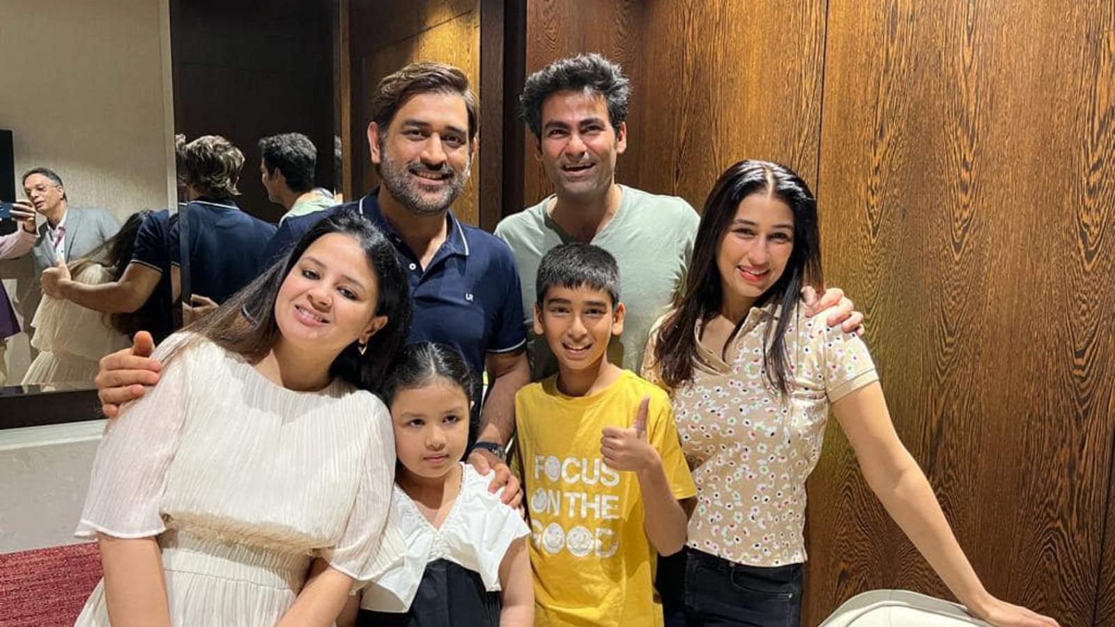 एमएस धोनी सर्जरी के बाद पहली बार इस अंदाज में सामने आए, मोहम्मद कैफ के बेटे से की खास बात, देखिए Photos एमएस धोनी सर्जरी के बाद पहली बार इस अंदाज में सामने आए, मोहम्मद कैफ के बेटे से की खास बात, देखिए Photos