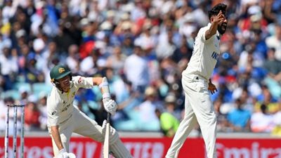 WTC Final: पहले हाथ पर मारा, फिर जमीन पर गिराया, सिराज ने इस अंदाज में लिया ऑस्ट्रेलियाई बैटर से शार्दुल का बदला SportsTak Hindi