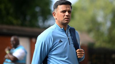 WTC फाइनल में मिली हार के बाद राहुल द्रविड़ पर भड़के फैंस, कहा- धोनी या फिर इस ऑस्ट्रेलियाई दिग्गज को बनाओ नया कोच SportsTak Hindi