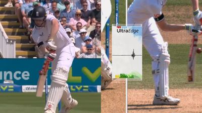 Ashes, ENG vs AUS : बल्ले पर लगी गेंद, कीपर ने लपकी कैच, फिर भी नहीं मिला विकेट, ऑस्ट्रेलिया ने ये क्या किया? देखें Video SportsTak Hindi