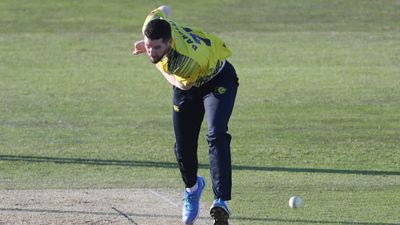 T20 Blast: RCB के बॉलर के आगे आखिरी ओवर में 10 रन नहीं बना सका पाकिस्तानी बल्लेबाज, टाई हो गया मैच SportsTak Hindi