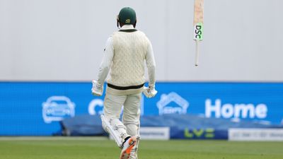 Usman Khawaja Century: टीम से निकाला गया, ताने सुने, कहा गया इंग्लैंड में रन नहीं बना सकता, अब शतक ठोककर फेंक दिया बल्ला SportsTak Hindi
