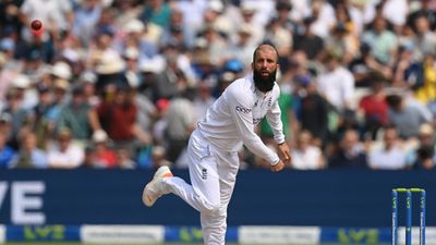 Moeen Ali : संन्यास से 2 साल बाद की टेस्ट में वापसी, ऑस्ट्रेलिया के सामने कर बैठे बड़ी गलती, ICC ने मोईन अली को दी कड़ी सजा SportsTak Hindi
