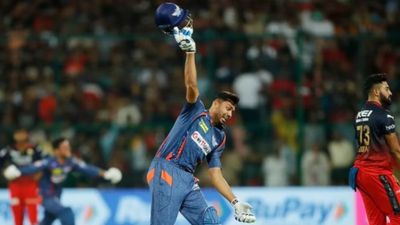 आवेश खान ने RCB के खिलाफ जीत के बाद हेलमेट फेंकने पर जताया अफसोस, बोले- सोशल मीडिया में मेरा माहौल... SportsTak Hindi