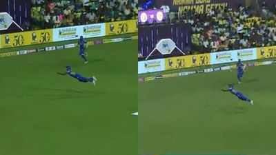 Ashwin Catch : हवा में उड़ते हुए अश्विन ने उल्टी दिशा में लपका हैरतअंगेज कैच, किसी को नहीं हुआ यकीन, देखें Video SportsTak Hindi