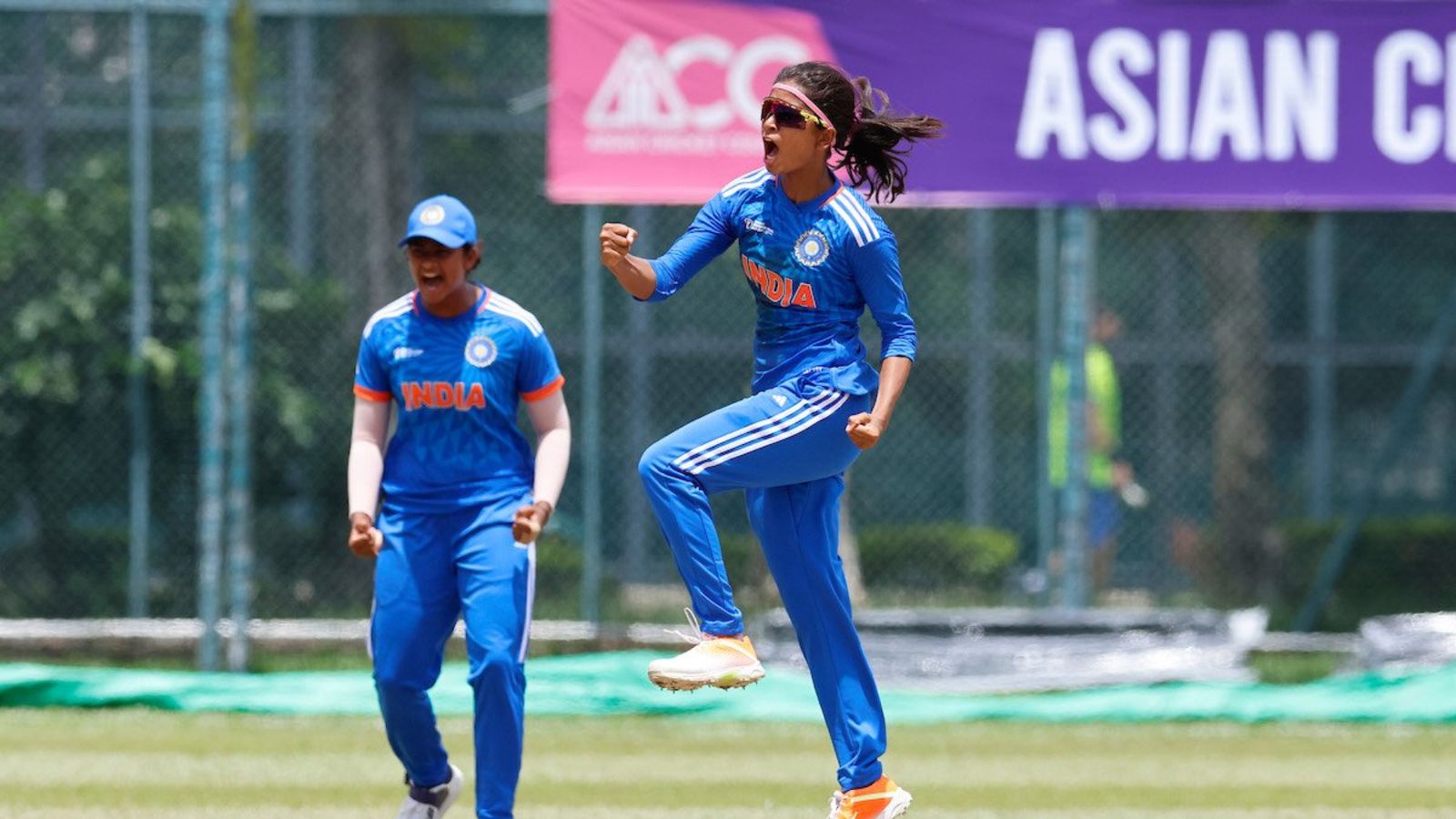 भारत ने एशिया कप जीतकर रचा इतिहास, आरसीबी की बॉलर के दम पर बांग्लादेश को फाइनल में बुरी तरह धोया भारत ने एशिया कप जीतकर रचा इतिहास, आरसीबी की बॉलर के दम पर बांग्लादेश को फाइनल में बुरी तरह धोया