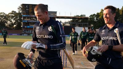 WC 2023 Qualifier : 7वें नंबर के बल्लेबाज ने 91 रन ठोक स्कॉटलैंड को आयरलैंड पर दिलाई जीत, ओमान ने यूएई को हराया SportsTak Hindi