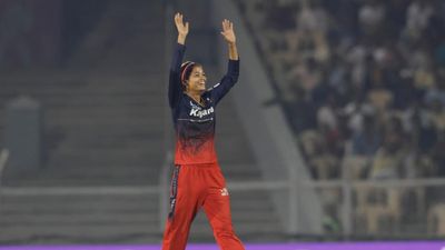 RCB की बॉलर की धुन पर नाच रहे बल्लेबाज, 7 ओवर में 15 रन देकर लिए 9 विकेट, टीम इंडिया को बनाया चैंपियन SportsTak Hindi