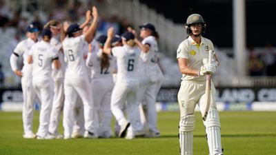 Ellyse Perry, Women's Ashes : 16 साल बाद पहली बार पैरी को मिला 99 का दर्द, ऑस्ट्रेलिया ने इंग्लैंड पर बनाई पकड़ SportsTak Hindi