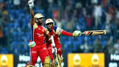 RCB के पुराने साथी कार्तिक ने T20 में उड़ाया शतक, 104 रनों की पारी से टीम को दिलाई दमदार जीत SportsTak Hindi