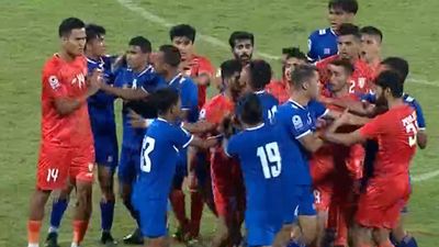 SAFF Championship: पाकिस्तान के बाद भारत और नेपाल के खिलाड़ियों में टकराव और धक्कामुक्की, देखिए Video SportsTak Hindi