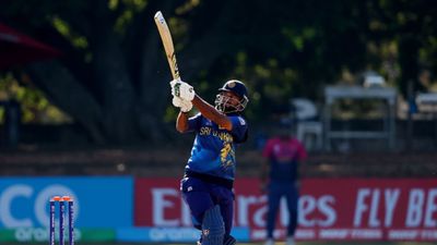 Dimuth Karunaratne : आयरलैंड के खिलाफ शतक जड़कर करुणारत्ने ने रचा इतिहास, गावस्कर के बाद कोई बैटर इस कारनामे को दे सका अंजाम SportsTak Hindi