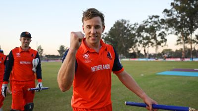 Logan Van Beek: 2 देशों में नौकरी, 2 खेलों में वर्ल्ड कप खेला, ऑफ सीजन में इंटरनेशनल क्रिकेट, 71 साल पहले नाना वेस्ट इंडीज के लिए खेले, अब उसी टीम को धोया SportsTak Hindi