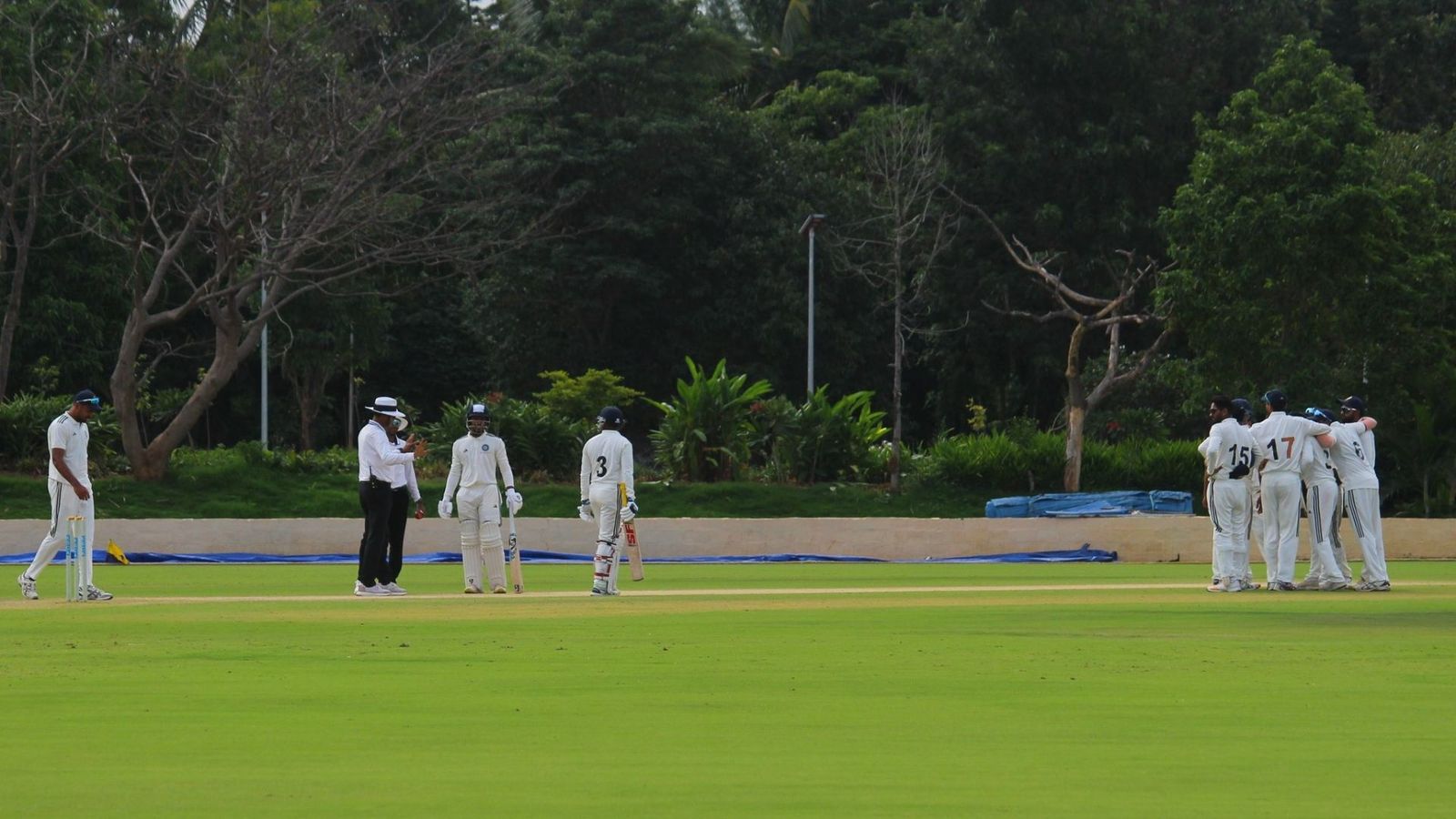 Duleep Trophy: IPL के बाद बुरी तरह फ्लॉप हुए रिंकू सिंह, जीत के करीब पहुंची धोनी के चेले की टीम Duleep Trophy: IPL के बाद बुरी तरह फ्लॉप हुए रिंकू सिंह, जीत के करीब पहुंची धोनी के चेले की टीम