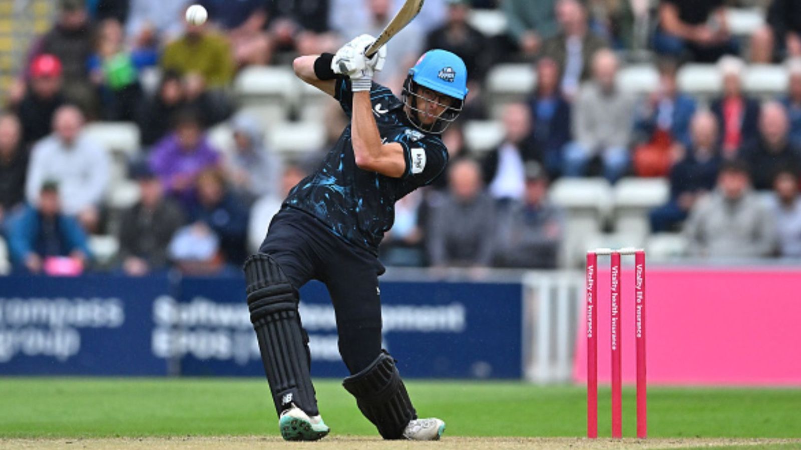 इंग्लैंड में चमका धोनी की CSK का जांबाज, 5 छक्कों से पहले खेली 64 रन की पारी, फिर किफायती गेंदबाजी से दिलाई जीत इंग्लैंड में चमका धोनी की CSK का जांबाज, 5 छक्कों से पहले खेली 64 रन की पारी, फिर किफायती गेंदबाजी से दिलाई जीत