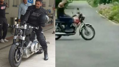 Ms Dhoni: बेहद बड़ा है धोनी का फॉर्म हाउस, मोटरसाइकिल पर बिठाकर गार्ड को देते हैं मेन गेट तक लिफ्ट, पुराना VIDEO वायरल SportsTak Hindi