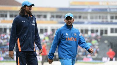 धोनी पर इशांत शर्मा का बड़ा खुलासा, होटल के कमरे को बना देते हैं गांव, खिलाड़ियों का लगता है मजमा, शांत नहीं बल्कि गाली... SportsTak Hindi