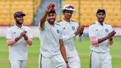 Duleep Trophy: जिसे पंजाब किंग्स ने एक मैच तक नहीं खिलाया उसने नॉर्थ जोन पर बरपाया कहर, केकेआर के बॉलर के पलटवार से हिल गई विहारी की टीम SportsTak Hindi