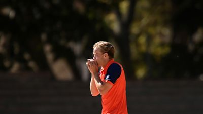 Bas De Leede: 5 विकेट लेकर ठोका शतक और रचा इतिहास, पिता सचिन को वर्ल्ड कप में आउट कर बने प्लेयर ऑफ दी मैच, बहन भी खेलती है क्रिकेट SportsTak Hindi