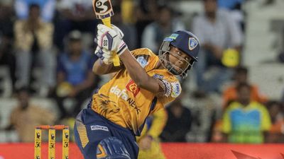 12 गेंद में चाहिए थे 37 रन, 6 बॉल में 5 छक्के ठोककर अश्विन की टीम से छीन लिया मैच, 21 साल का विकेटकीपर बना हीरो, देखिए Video SportsTak Hindi