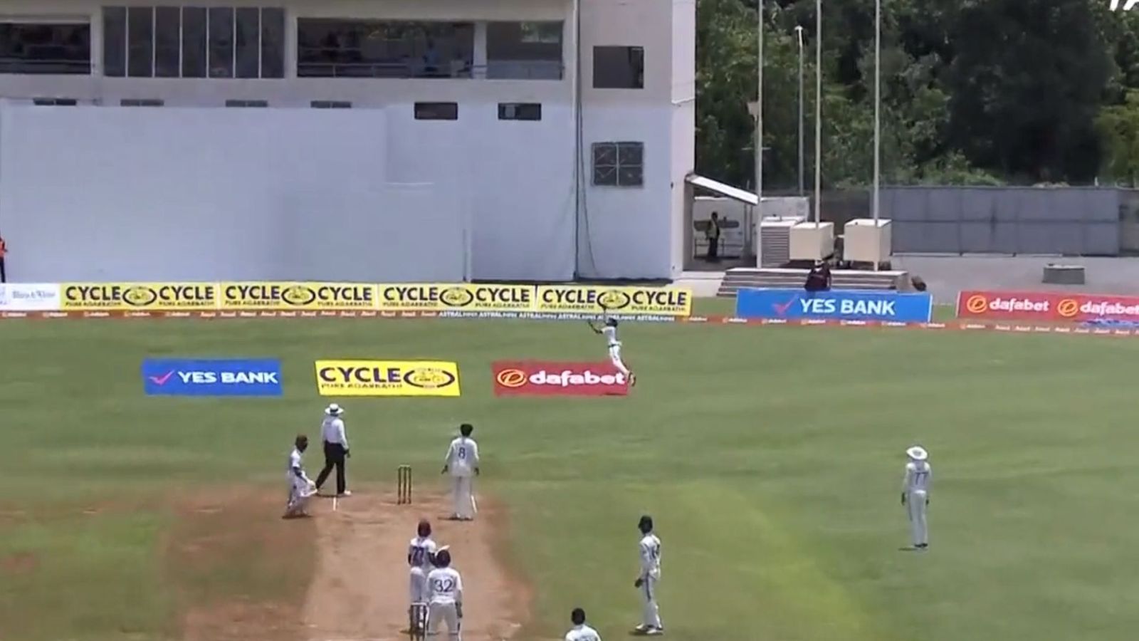 IND vs WI, Siraj Catch : सिराज ने एक हाथ से हवा में छलांग लगाकर पकड़ा अद्भुत कैच, जडेजा जैसे फील्डर भी हो गए हैरान! देखें Video IND vs WI, Siraj Catch : सिराज ने एक हाथ से हवा में छलांग लगाकर पकड़ा अद्भुत कैच, जडेजा जैसे फील्डर भी हो गए हैरान! देखें Video