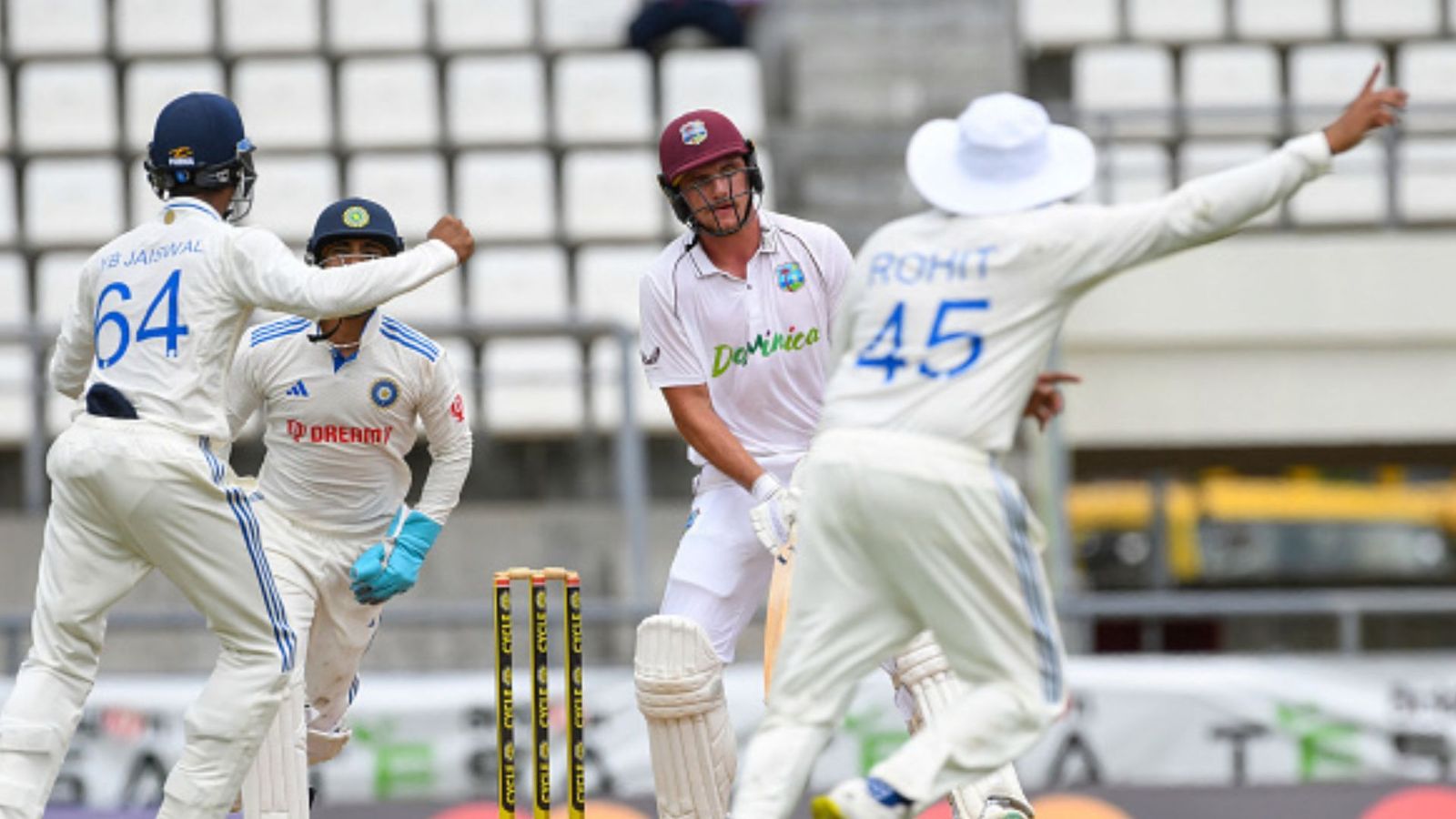 IND vs WI : अश्विन की फिरकी के आगे वेस्टइंडीज ने टेके घुटने, भारत ने पहले दिन कसा शिकंजा IND vs WI : अश्विन की फिरकी के आगे वेस्टइंडीज ने टेके घुटने, भारत ने पहले दिन कसा शिकंजा