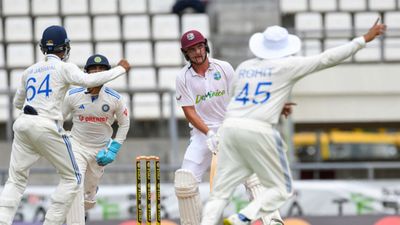 IND vs WI : अश्विन की फिरकी के आगे वेस्टइंडीज ने टेके घुटने, भारत ने पहले दिन कसा शिकंजा SportsTak Hindi