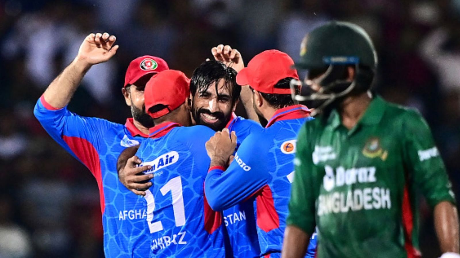 BAN v AFG, T20I : 6 गेंद 6 रन के रोमांच में अफगानिस्तान के करीम ने ली हैट्रिक, फिर भी हारी टीम, 2 विकेट से रोमांचक मैच जीता बांग्लादेश BAN v AFG, T20I : 6 गेंद 6 रन के रोमांच में अफगानिस्तान के करीम ने ली हैट्रिक, फिर भी हारी टीम, 2 विकेट से रोमांचक मैच जीता बांग्लादेश