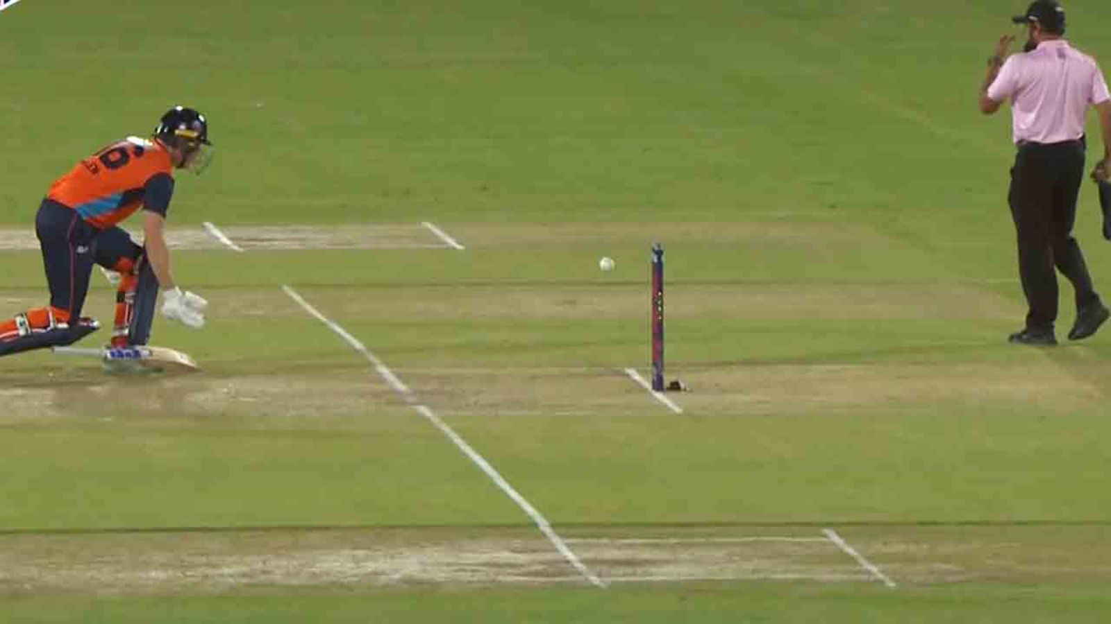 RCB के बल्लेबाज ने एक ओवर में 4 चौके और एक छक्के से ठोके 22 रन, फिर बचकाना तरीके से रन आउट, Video देखकर आएगी हंसी! RCB के बल्लेबाज ने एक ओवर में 4 चौके और एक छक्के से ठोके 22 रन, फिर बचकाना तरीके से रन आउट, Video देखकर आएगी हंसी!