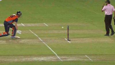 RCB के बल्लेबाज ने एक ओवर में 4 चौके और एक छक्के से ठोके 22 रन, फिर बचकाना तरीके से रन आउट, Video देखकर आएगी हंसी! SportsTak Hindi