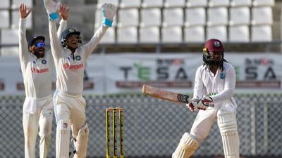 ये कौन सी बैटिंग कर रहा...वेस्टइंडीज के बल्लेबाज का अजीबोगरीब स्टाइल देख विराट कोहली ने मारा ताना, VIDEO SportsTak Hindi