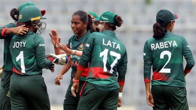 भारत के खिलाफ डेब्यू करने वाली बांग्लादेश की क्रिकेटर को पहले मैच में ही होना पड़ा अस्पताल में भर्ती, ये है वजह SportsTak Hindi