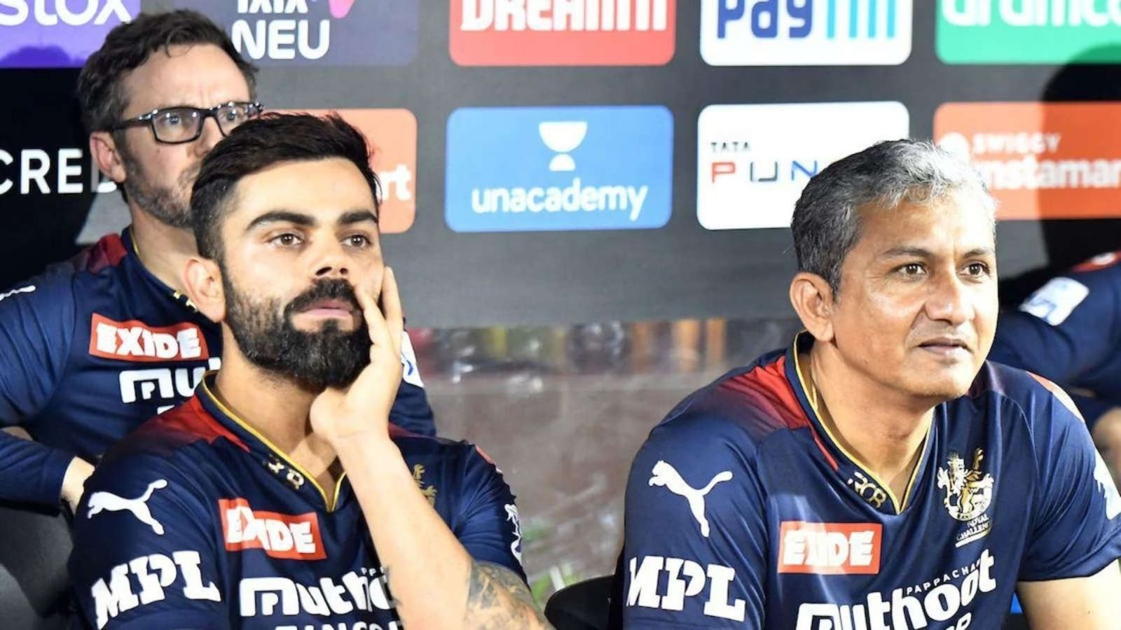 RCB में बड़ा बदलाव, माइक हेसन और संजय बांगर की हुई छुट्टी, नए कोच की तलाश में फ्रेंचाइज RCB में बड़ा बदलाव, माइक हेसन और संजय बांगर की हुई छुट्टी, नए कोच की तलाश में फ्रेंचाइज