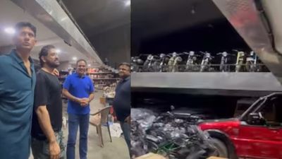 धोनी के घर पहुंचे टीम इंडिया के दो पूर्व सितारे, बाइक कलेक्शन देखकर अचरज में पड़े, बोले- कोई पागल ही ऐसा कर सकता है, देखिए Video SportsTak Hindi
