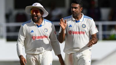 ICC Test Rankings: रोहित शर्मा की टॉप 10 में एंट्री, डेब्यू टेस्ट में शतक ठोकने वाले यशस्वी जायसवाल का भी बड़ा कमाल SportsTak Hindi