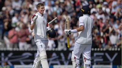 ENG vs AUS : जैक क्रॉली और जो रूट ने 'बैजबॉल' अंदाज से बनाया वर्ल्ड रिकॉर्ड, टेस्ट क्रिकेट में पहली बार हुआ ये करिश्मा SportsTak Hindi