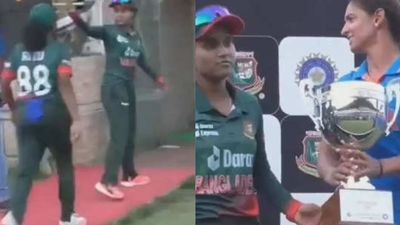 हरमनप्रीत की बात पर नाराज हो गई बांग्लादेशी टीम, फोटो सेशन से हुई बाहर, भारतीय कप्तान ने कहा- 'अंपायर को बुलाकर लाओ', VIDEO SportsTak Hindi