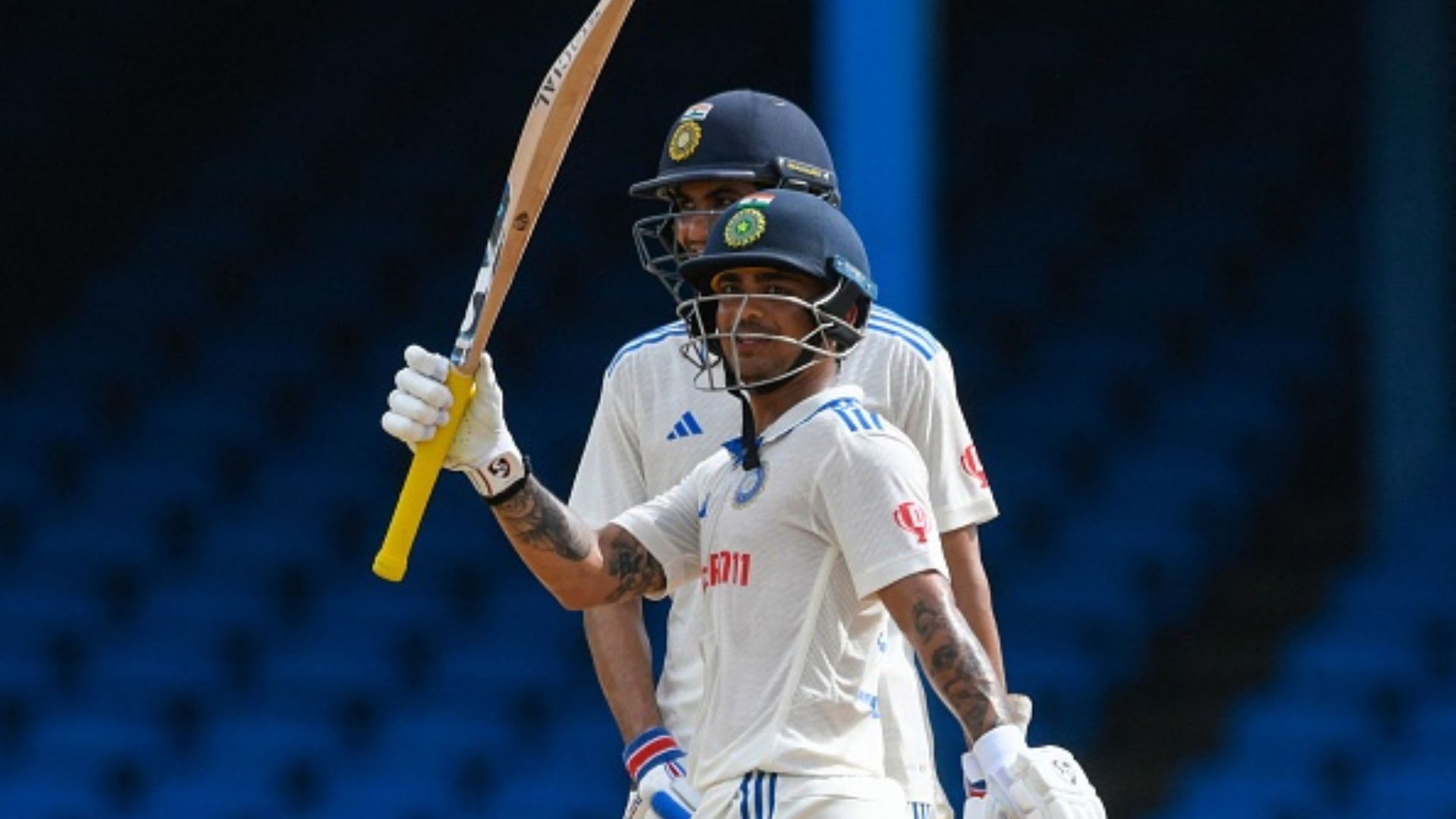 Ishan Kishan Fifty: इशान किशन ने बल्ले पर पंत का नाम-नंबर लिखकर बवाल काटा, धोनी का 17 साल पुराना रिकॉर्ड चकनाचूर