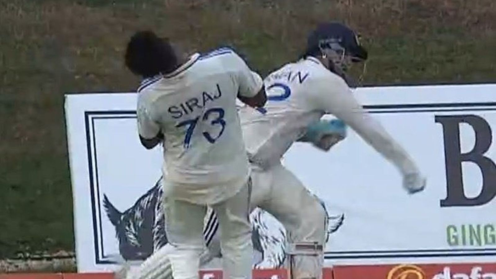 IND vs WI: लाइव मैच के दौरान क्या सच में मोहम्मद सिराज को इशान किशन ने मारा पंच? जानिए वायरल तस्वीर की पूरी कहानी IND vs WI: लाइव मैच के दौरान क्या सच में मोहम्मद सिराज को इशान किशन ने मारा पंच? जानिए वायरल तस्वीर की पूरी कहानी