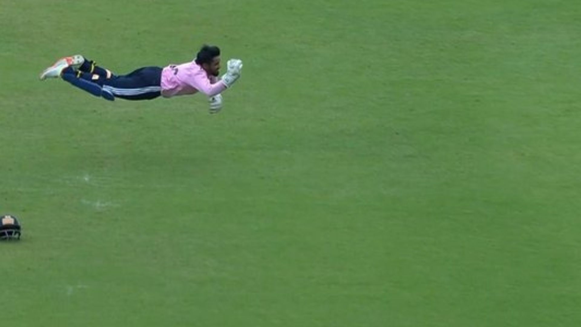 एशियन गेम्स में आया नाम, अब 22 साल के विकेटकीपर ने चीते की तरह हवा में लपका कैच, VIDEO एशियन गेम्स में आया नाम, अब 22 साल के विकेटकीपर ने चीते की तरह हवा में लपका कैच, VIDEO