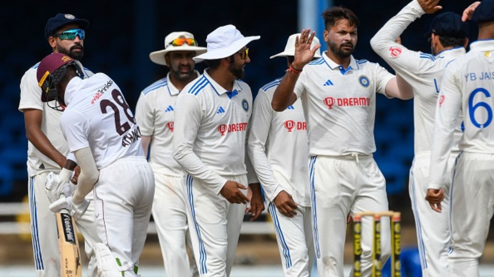 विराट कोहली से गले लगकर गदगद हुआ टीम इंडिया का यह सितारा, कहा- उन्हें टीवी पर देखता था... विराट कोहली से गले लगकर गदगद हुआ टीम इंडिया का यह सितारा, कहा- उन्हें टीवी पर देखता था...