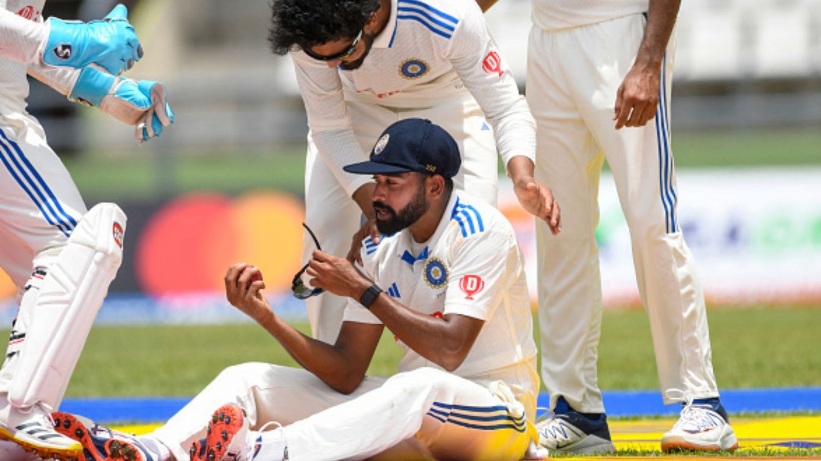 बड़ी खबर : वेस्टइंडीज में ODI सीरीज छोड़कर घर क्यों लौट आए मोहम्मद सिराज ? BCCI ने उठाया ये कदम बड़ी खबर : वेस्टइंडीज में ODI सीरीज छोड़कर घर क्यों लौट आए मोहम्मद सिराज ? BCCI ने उठाया ये कदम