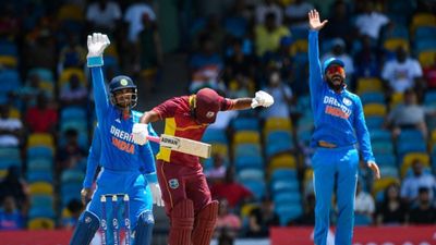 भारत ने वेस्ट इंडीज को घर में घुसकर धोया तो पहले वनडे में रिकॉर्ड्स की हो गई बारिश, जडेजा-कुलदीप ने किया करिश्मा SportsTak Hindi