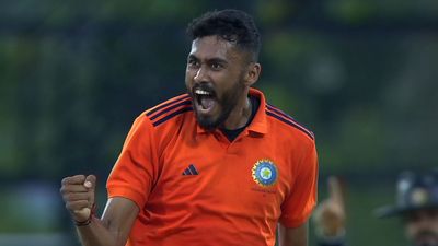 Deodhar Trophy : कावेरप्पा और साई किशोर ने मिलकर 136 रनों पर नॉर्थ ईस्ट जोन को समेटा, 9 विकेट से जीती मयंक अग्रवाल की टीम SportsTak Hindi