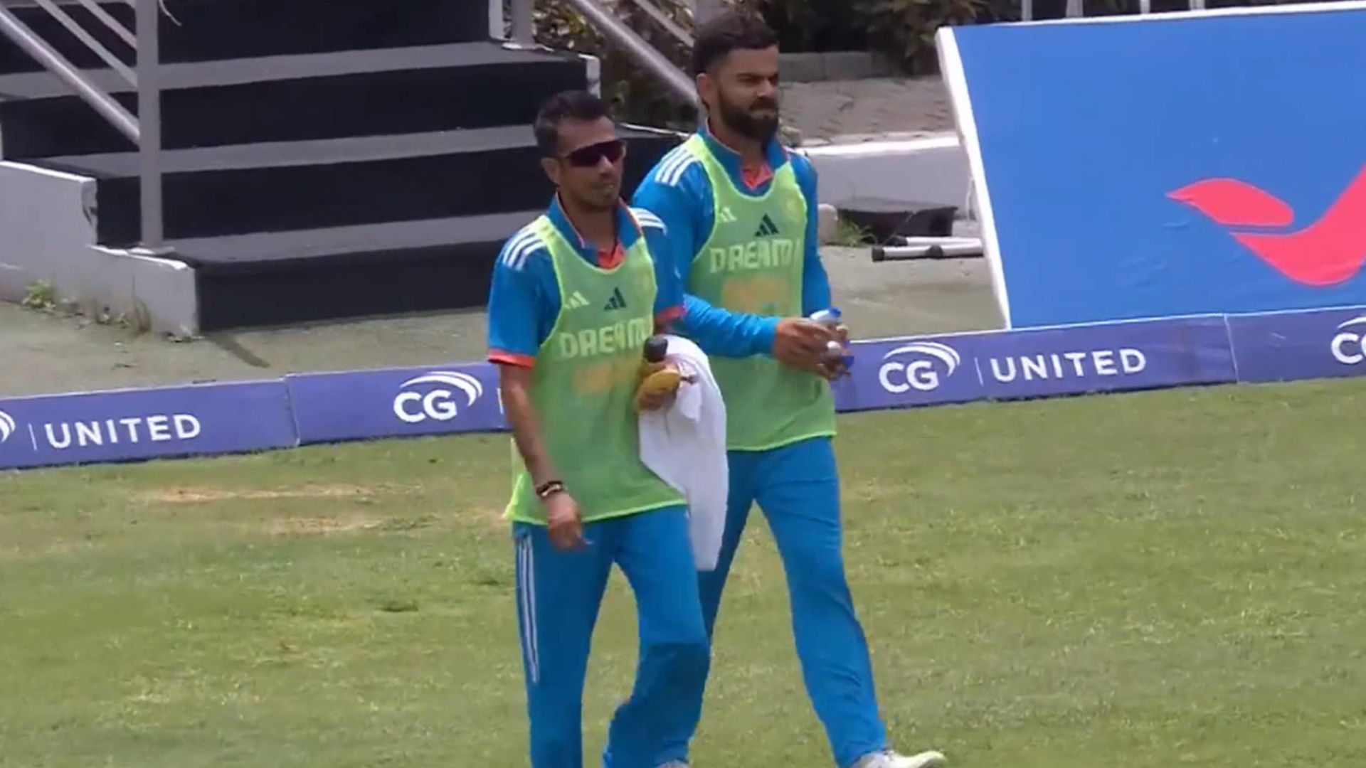 Virat Kohli : टीम इंडिया से बाहर बैठने के बाद विराट कोहली को मिला नया काम, चहल के साथ मैदान में लेकर आए 'ड्रिंक्स', देखें Video 