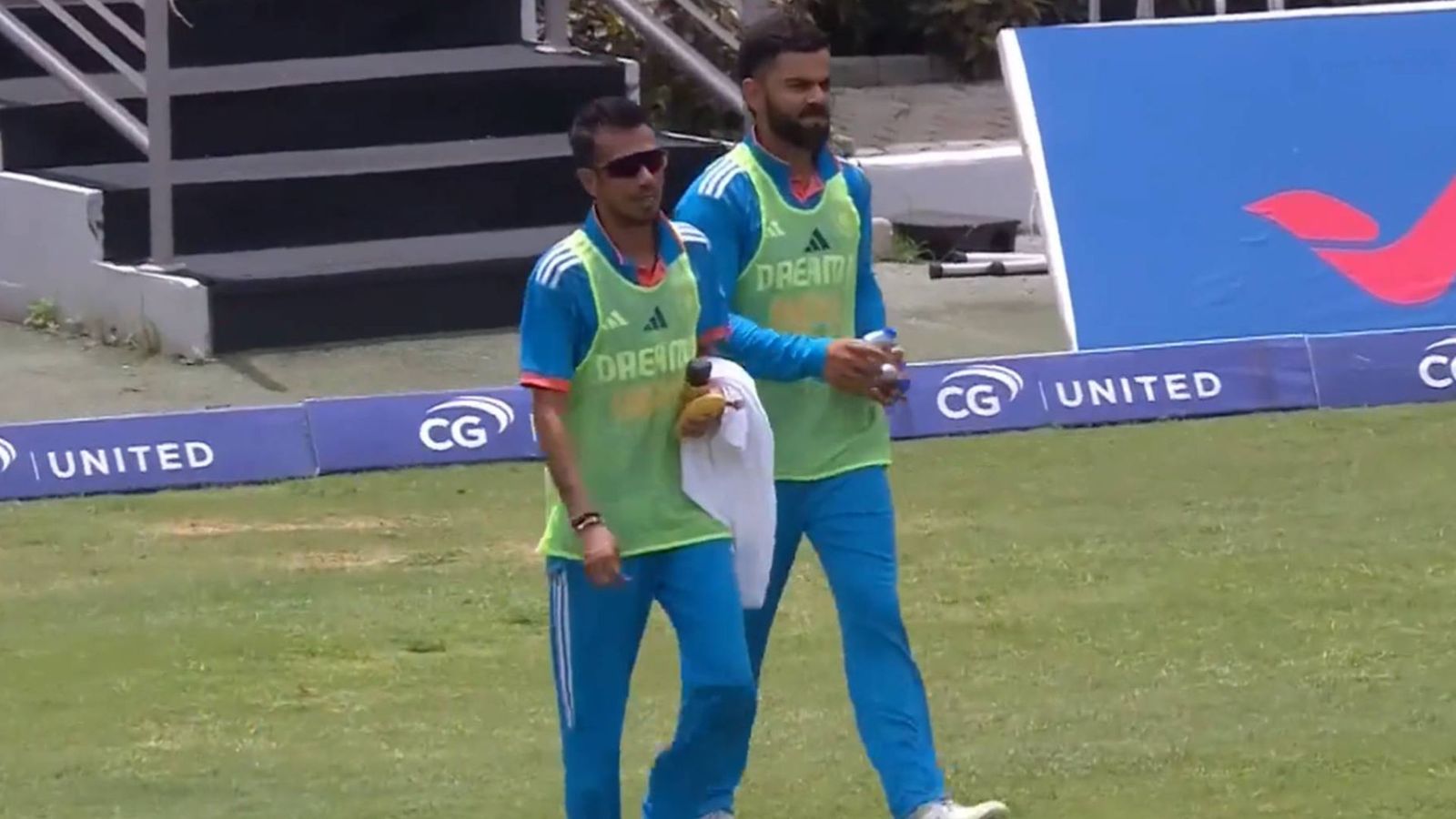 Virat Kohli : टीम इंडिया से बाहर बैठने के बाद विराट कोहली को मिला नया काम, चहल के साथ मैदान में लेकर आए 'ड्रिंक्स', देखें Video Virat Kohli : टीम इंडिया से बाहर बैठने के बाद विराट कोहली को मिला नया काम, चहल के साथ मैदान में लेकर आए 'ड्रिंक्स', देखें Video