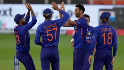भारतीय बॉलर ने दिन में चटकाए 4 विकेट, शाम में मिल गई टीम इंडिया में एंट्री, 11 महीने बाद इंटरनेशनल क्रिकेट में हुई वापसी SportsTak Hindi